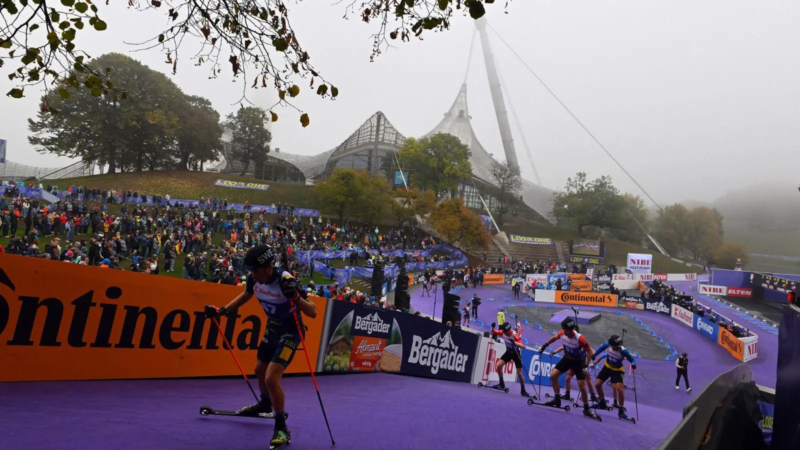 Viele Zuschauer verfolgen den Wettkampf im Olympiapark. (Foto: Jens Niering/dpa)