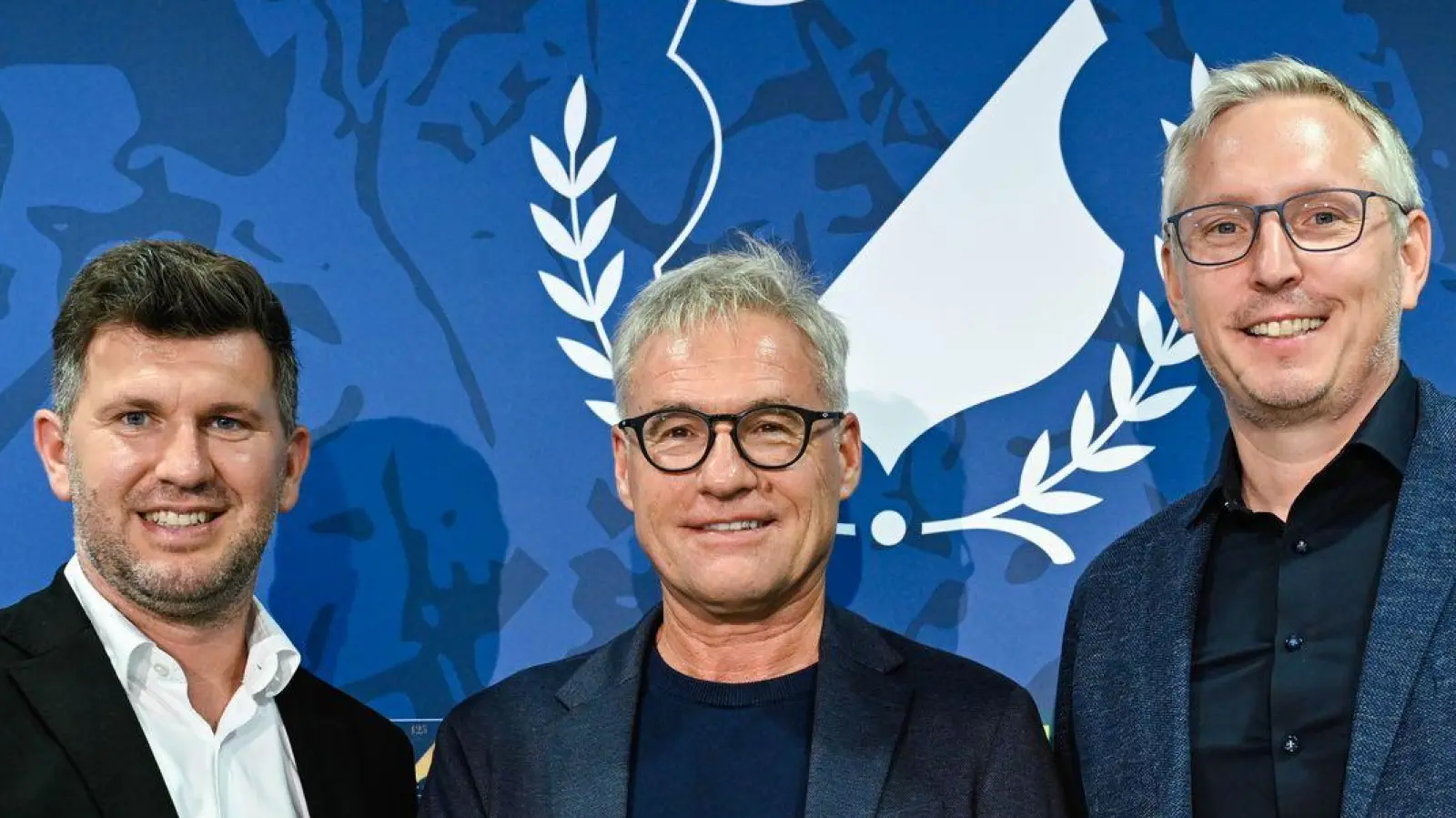 Laut Medien müssen die Geschäftsführer Markus Schütz (M) und Frank Briel (r) gehen. Ob Sportchef Andreas Schicker bleibt, ist offen. (Archivbild) (Foto: Uwe Anspach/dpa)