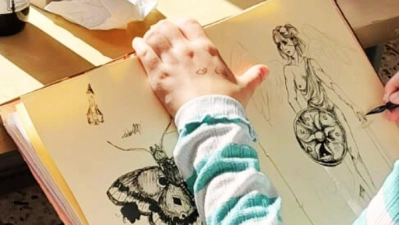 Im „Pen to Paper”-Workshop können sich Kinder zeichnerisch entfalten. Hier zeichnet ein Mädchen klassische Motive mit Tusche. (Foto: Monika Tress)