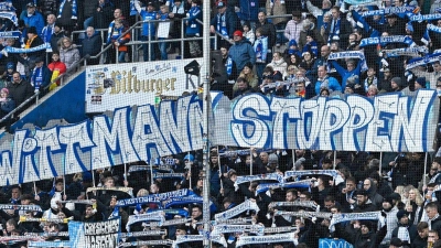 Fans der TSG Hoffenheim zeigten beim Heimspiel gegen RB Leipzig ihren Unmut über Spielerberater Roger Wittmann. (Foto: Uwe Anspach/dpa)