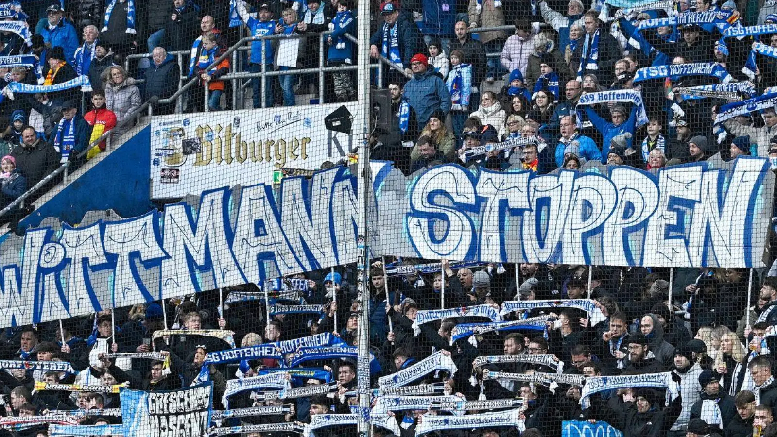 Fans der TSG Hoffenheim zeigten beim Heimspiel gegen RB Leipzig ihren Unmut über Spielerberater Roger Wittmann. (Foto: Uwe Anspach/dpa)