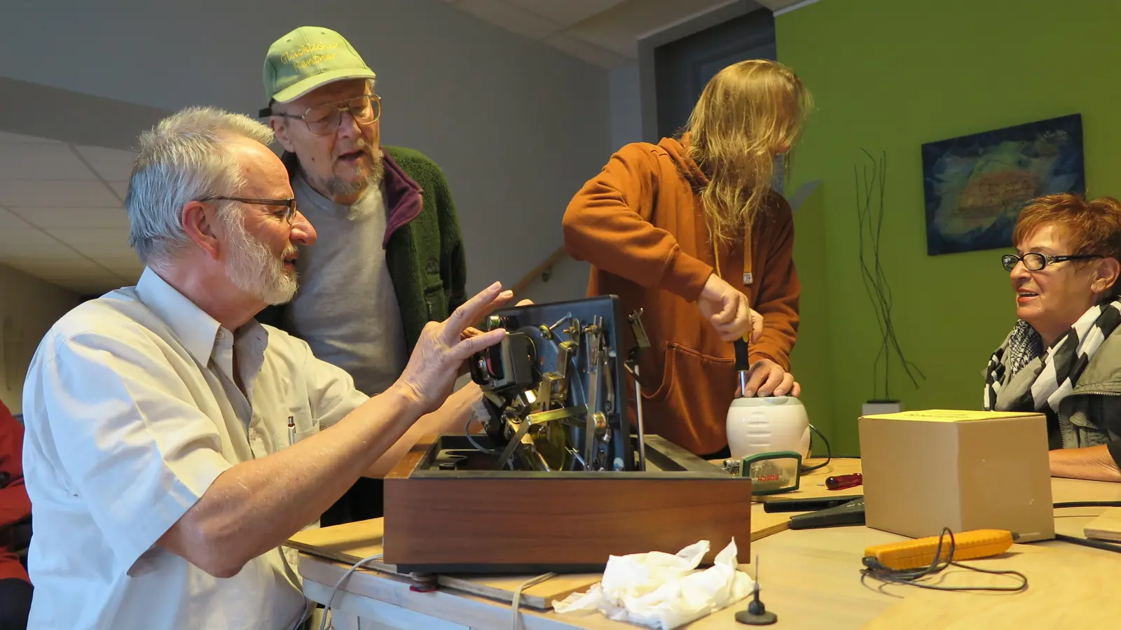 Seit mittlerweile zehn Jahre engagieren sich die Ehrenamtlichen im Heilsbronner Reparatur-Café. Mit ihre Fachwissen sorgen sie dafür, dass defekte Geräte wieder funktionieren. (Foto: Eckard Dürr)