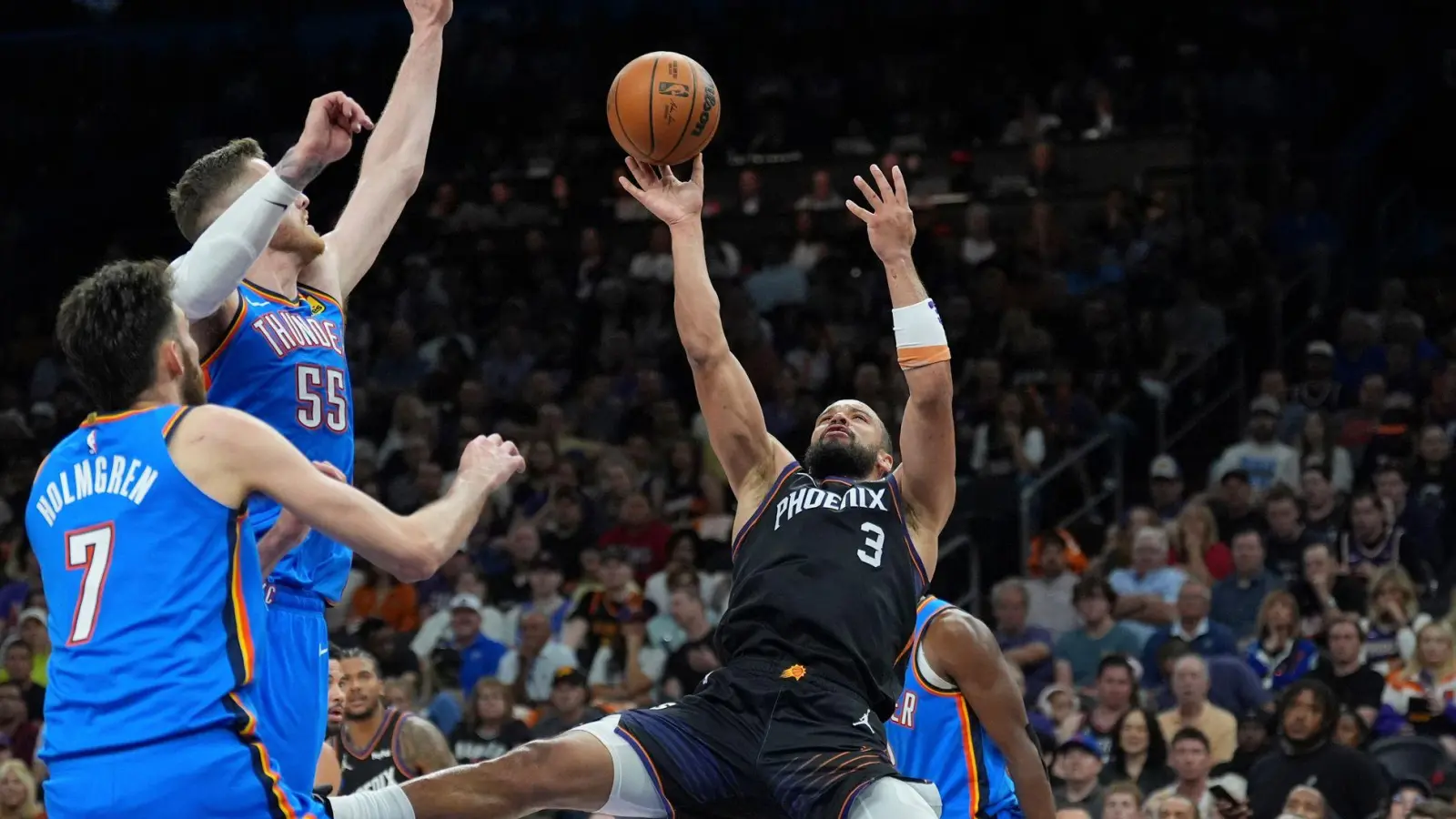 Der Meister ist eine Runde weiter: Die Oklahoma City Thunder gewannen alle vier Spiele gegen Phoenix. (Foto: Ross D. Franklin/AP/dpa)
