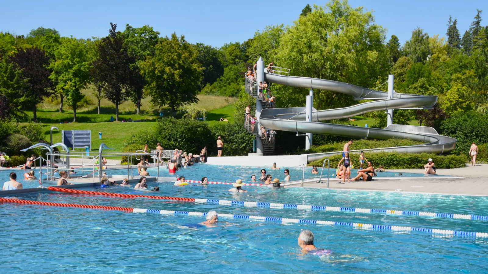 Das Parkbad in Herrieden. Bei sommerlichen Temperaturen war dort einiges los. (Foto: Werner Wenk)