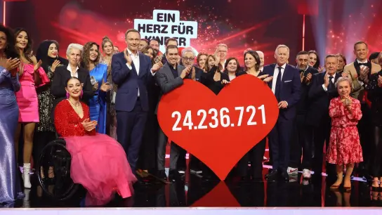Mehr als 70 Stars aus Gesellschaft, Sport, Politik, Showbusiness und Social Media nahmen Spenden der Zuschauer entgegen. (Foto: Jörg Carstensen/dpa pool/dpa)