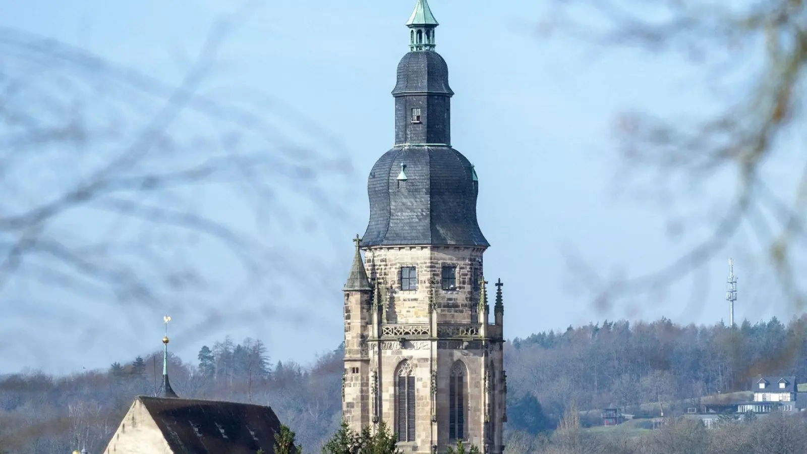 Der Turm der evangelisch-lutherischen Stadtkirche St. Moriz ragt über die Dächer von Coburg. (Foto: Pia Bayer/dpa)