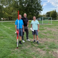 Südlich der Straße „An der Brühlwiese“ sollen ein Multicourt sowie angrenzend ein Skaterpark entstehen, um für Kinder und Jugendliche eine Freizeitmöglichkeit zu schaffen. Hier im Gespräch (von links): Dritter Bürgermeister Martin Payer, Zweiter Bürgermeister Elmar Büttner und Erster Bürgermeister Oliver Frank.<br>  (Foto: Gemeinde Wörnitz)