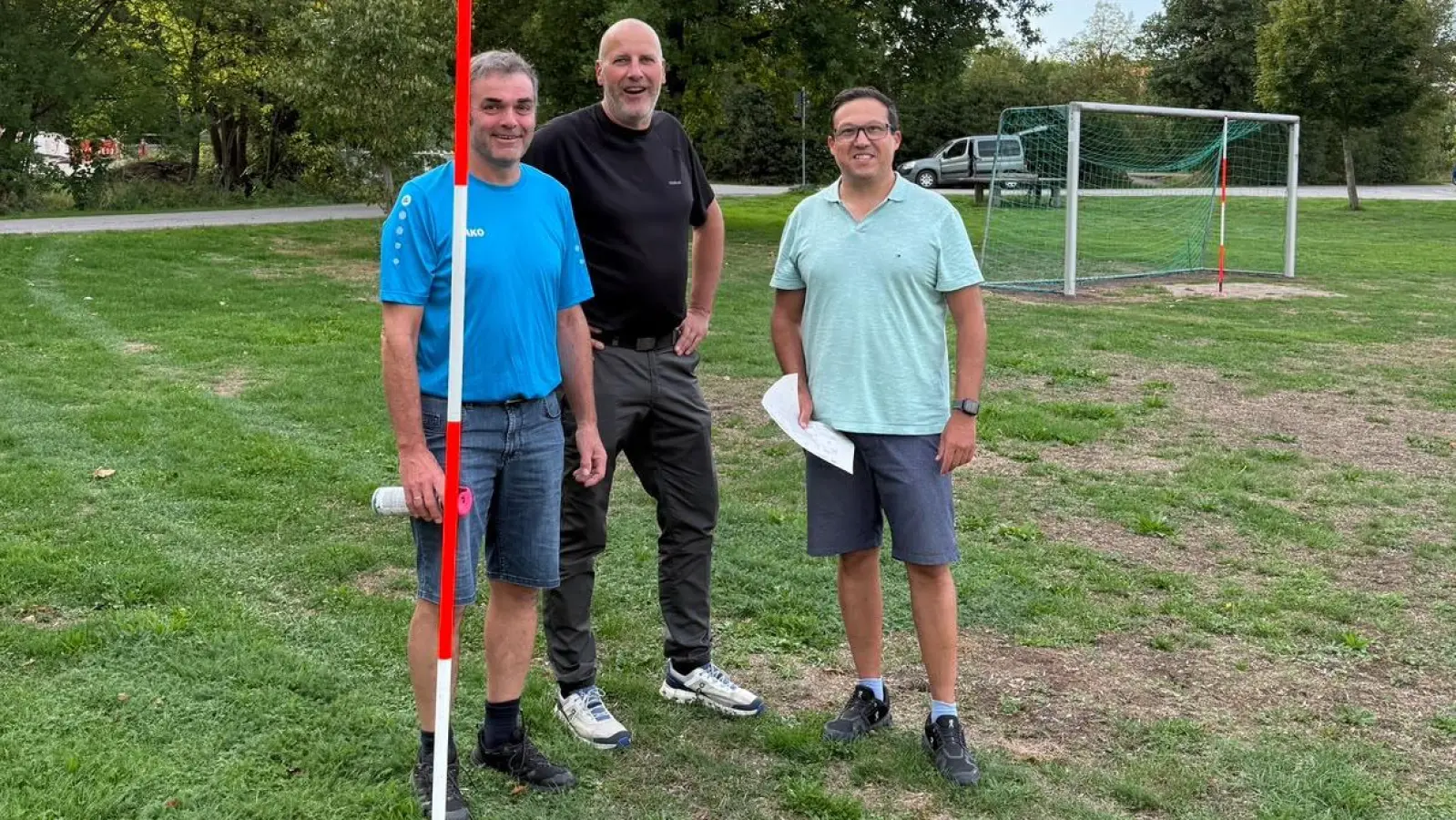 Südlich der Straße „An der Brühlwiese“ sollen ein Multicourt sowie angrenzend ein Skaterpark entstehen, um für Kinder und Jugendliche eine Freizeitmöglichkeit zu schaffen. Hier im Gespräch (von links): Dritter Bürgermeister Martin Payer, Zweiter Bürgermeister Elmar Büttner und Erster Bürgermeister Oliver Frank.<br>  (Foto: Gemeinde Wörnitz)