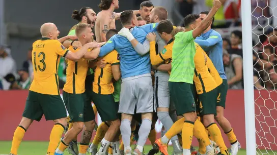 Australiens Spieler jubeln nach dem Sieg im Elfmeterschießen. (Foto: Hussein Sayed/AP/dpa)