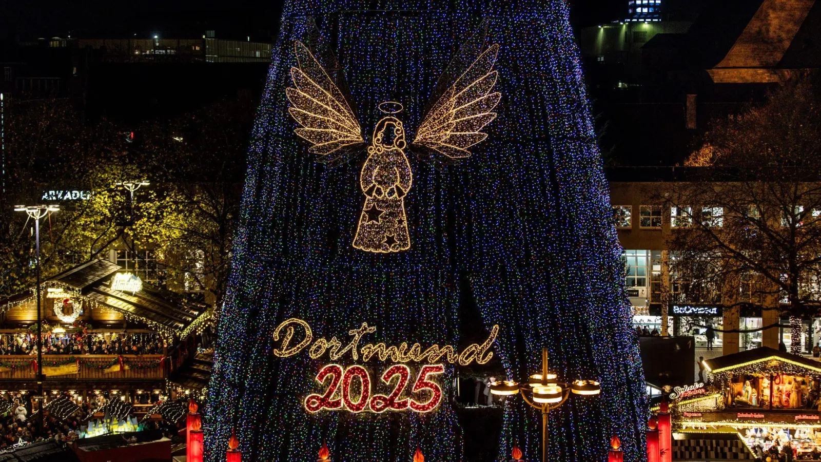 140.000 LEDs sorgen für die Beleuchtung des riesigen Baums.  (Foto: Dieter Menne/dpa)