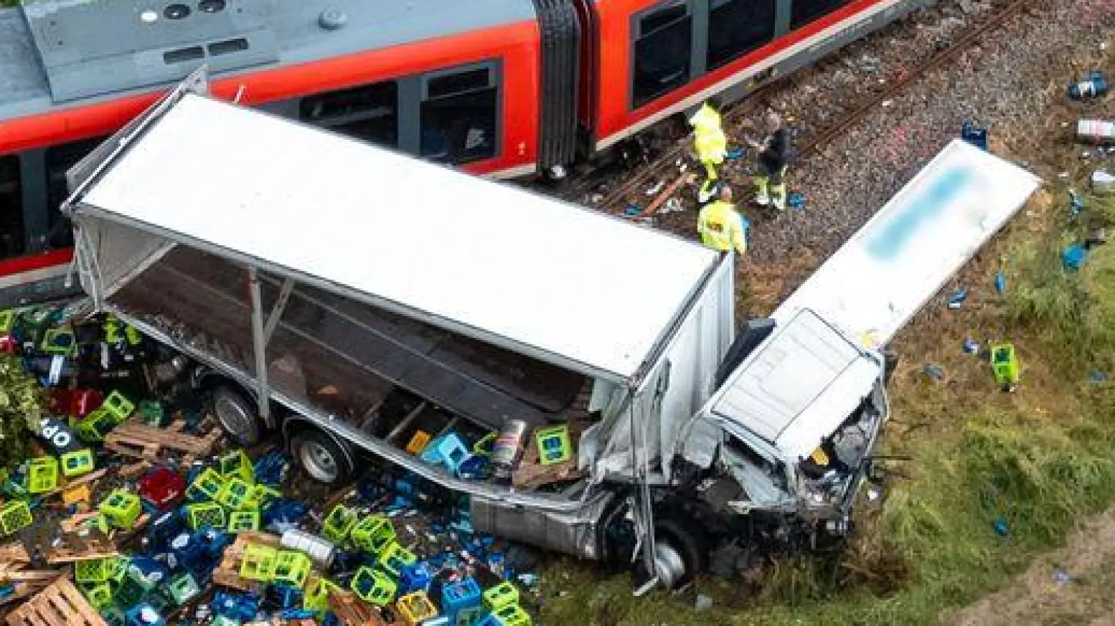Nach dem Unfall bleibt die Strecke zunächst gesperrt. (Foto: Lars Haubner/NEWS5/dpa)