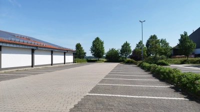 Auf dem hinteren Teil des Aldi-Parkplatzes wird der Rossmann-Drogeriemarkt entstehen. Noch gibt es jedoch keine Aussage über den Baubeginn. (Foto: Robert Maurer)