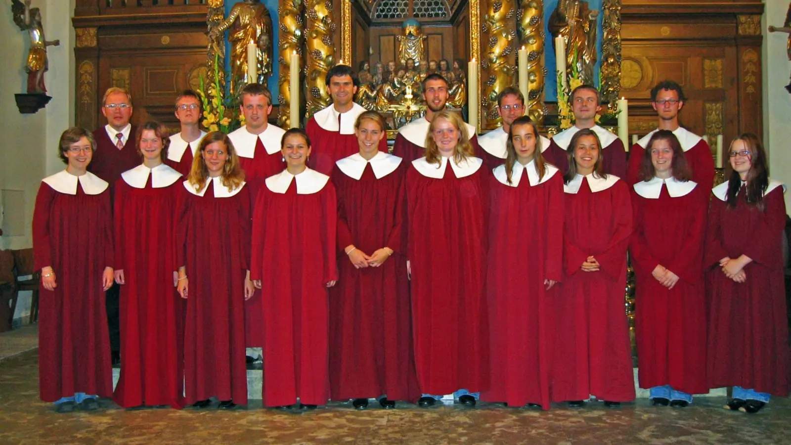 Die Ansbacher Jugendkantorei und ihr Leiter Kirchenmusikdirektor Rainer Goede im September 2005. Die Aufnahme entstand in Pegnitz am Ende einer Konzertreise, die den Chor ins Baltikum führte. (Foto: Peter Dikow)