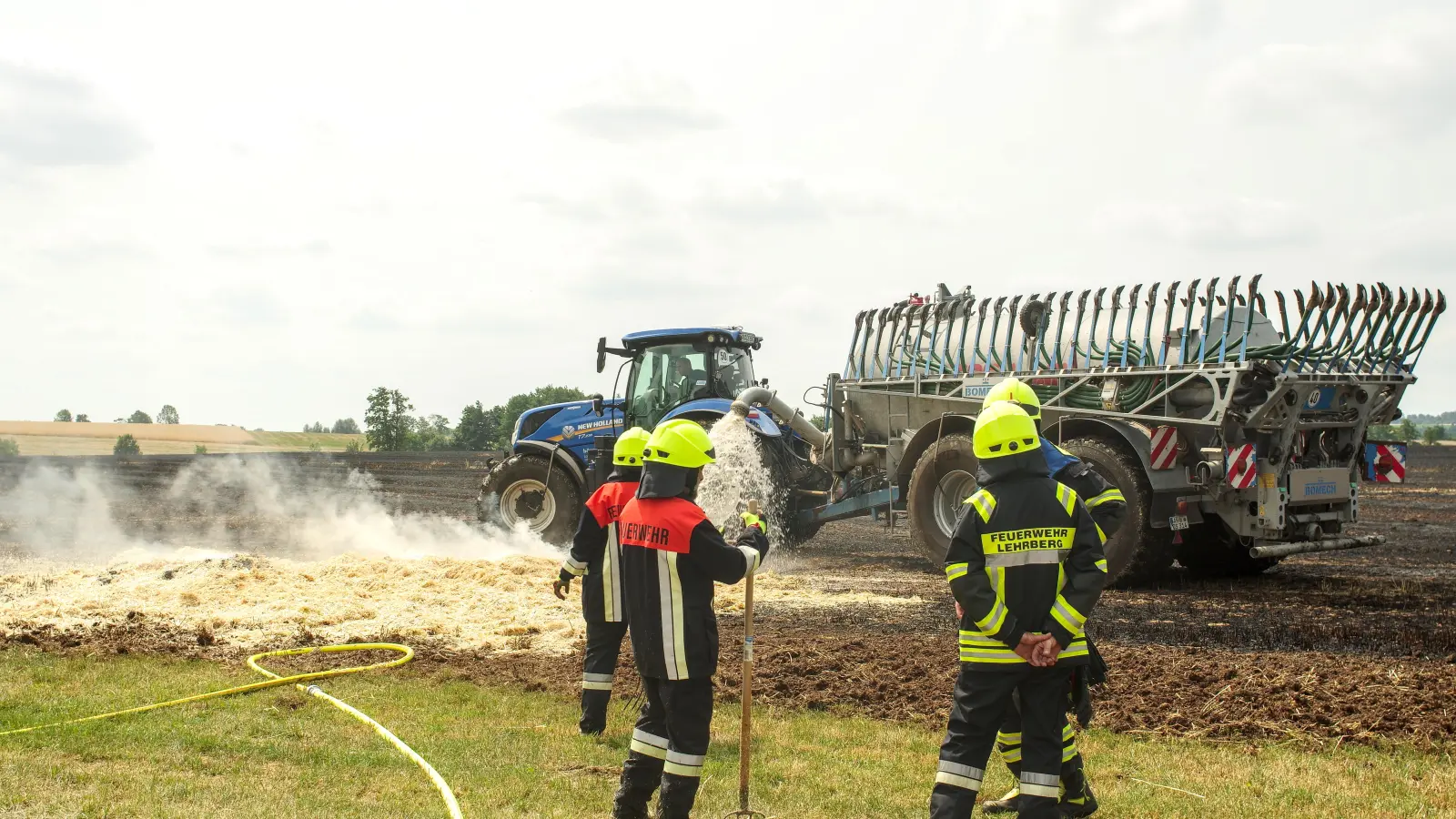 Landwirte unterstützen die Feuerwehren, um den Feldbrand bei Bauzenweiler zu löschen. (Foto: Tizian Gerbing)