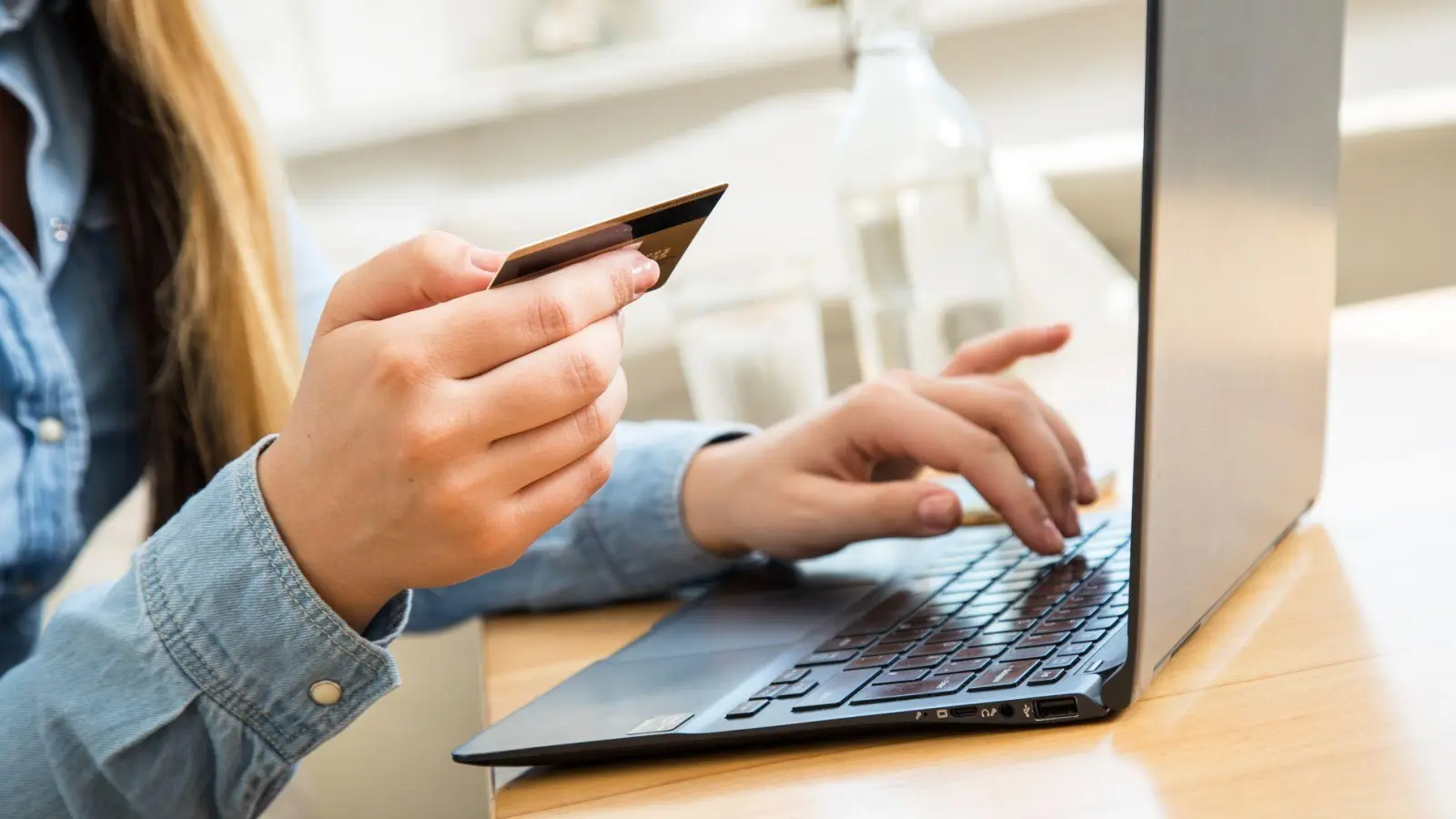 Der Verfügungsrahmen von Giro- und Kreditkarten für die Urlaubskasse lässt sich bei Banken und Sparkassen in der Regel vorübergehend anpassen. (Foto: Christin Klose/dpa-tmn)