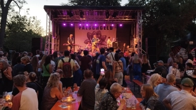 Die junge Band Falschgeld heizte am Freitagabend im Kulturgärtla ein. Es war nicht die einzige musikalische Entdeckung, die man auf dem Altstadtfest 2025 machen konnte. (Foto: Robert Maurer)