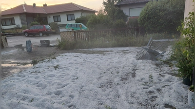 Wie im Winter: Der Hagel deckte Pflaster und Grünflächen in Uehlfeld gleichermaßen zentimeterhoch ein. (Foto: Markus Schneider)