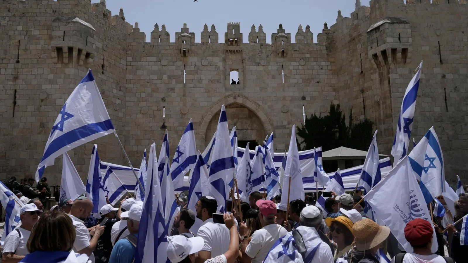 Anlass des Flaggenmarsch ist der Jerusalem-Tag, ein israelischer Feiertag, mit dem die Einnahme der Altstadt während des Nahostkriegs 1967 gefeiert wird. (Foto: Mahmoud Illean/AP/dpa)