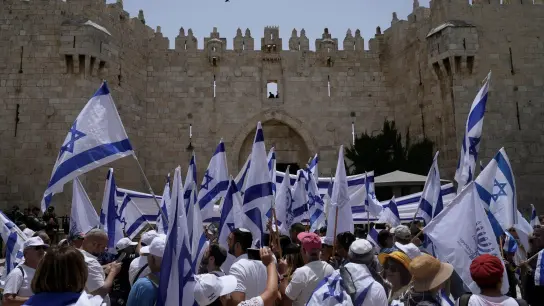 Anlass des Flaggenmarsch ist der Jerusalem-Tag, ein israelischer Feiertag, mit dem die Einnahme der Altstadt während des Nahostkriegs 1967 gefeiert wird. (Foto: Mahmoud Illean/AP/dpa)
