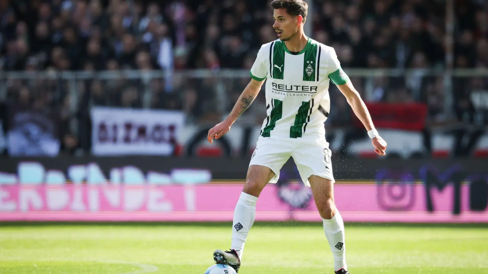 Um Julian Weigl gibt es Abgangsgerüchte.  (Foto: Christian Charisius/dpa)