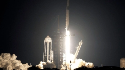 Eine SpaceX-Falcon-9-Rakete mit „Crew Dragon“-Raumschiff hebt von der Rampe 39A des Kennedy Space Centers in den USA ab. (Foto: John Raoux/AP)
