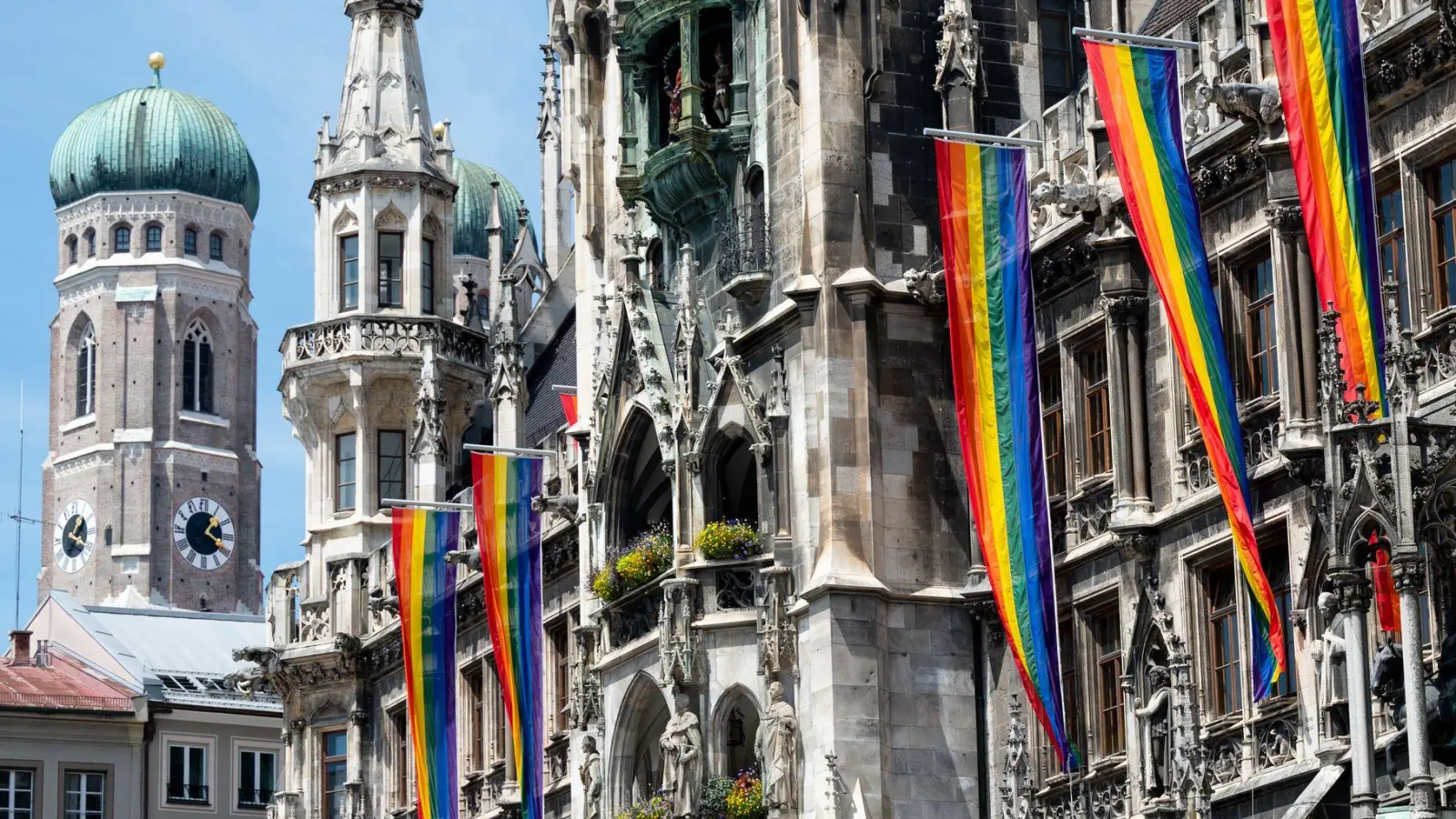 Ginge es nach dem Willen der AfD, wären Regenbogenflaggen - wie hier beim Christopher Street Day - am Münchner Rathaus schon bald verboten. (Archivbild) (Foto: Sven Hoppe/dpa)