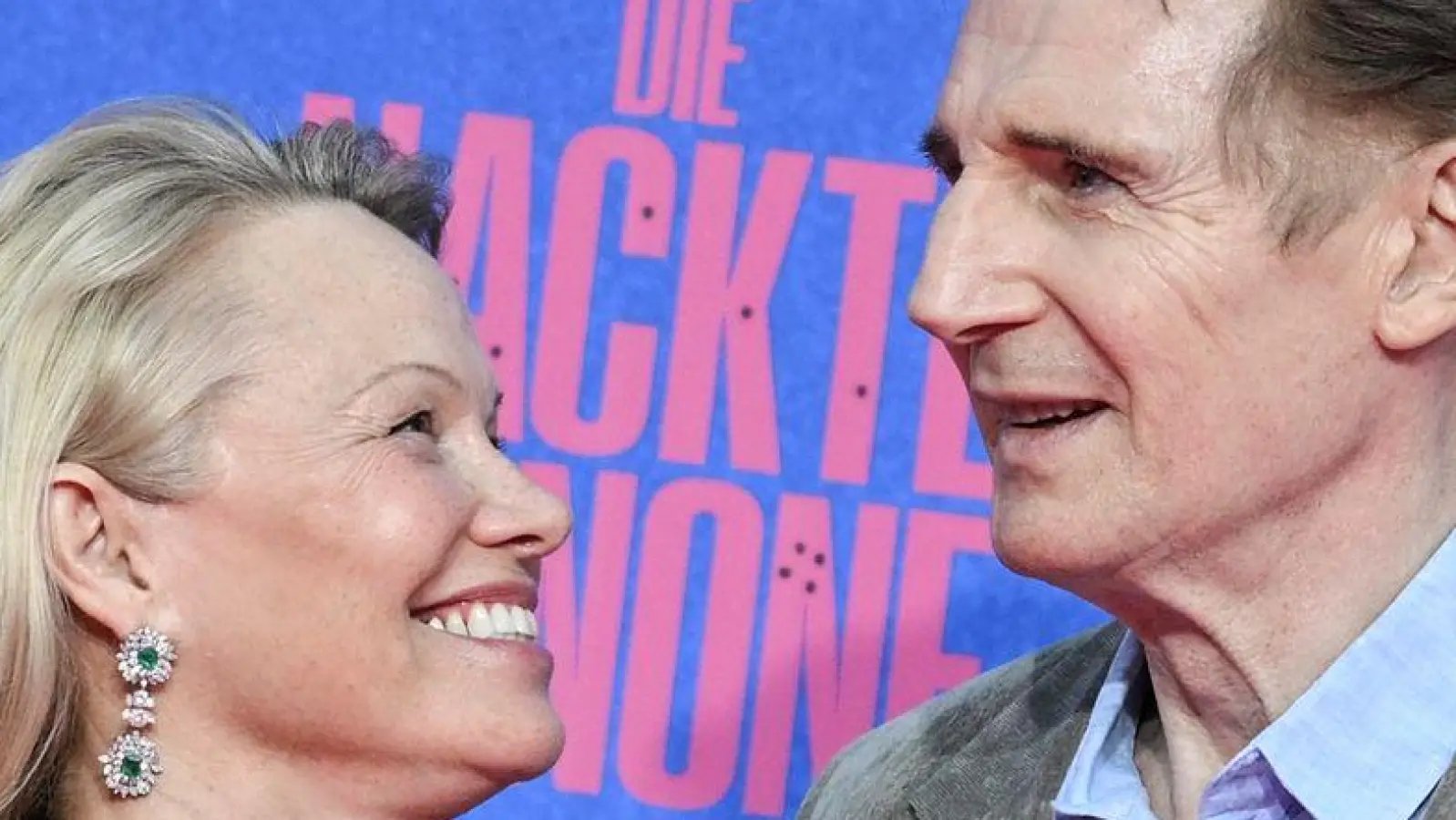 Liam Neeson und Pamela Anderson kamen für die Deutschlandpremiere von „Die nackte Kanone“ nach Berlin. (Foto: Jens Kalaene/dpa)