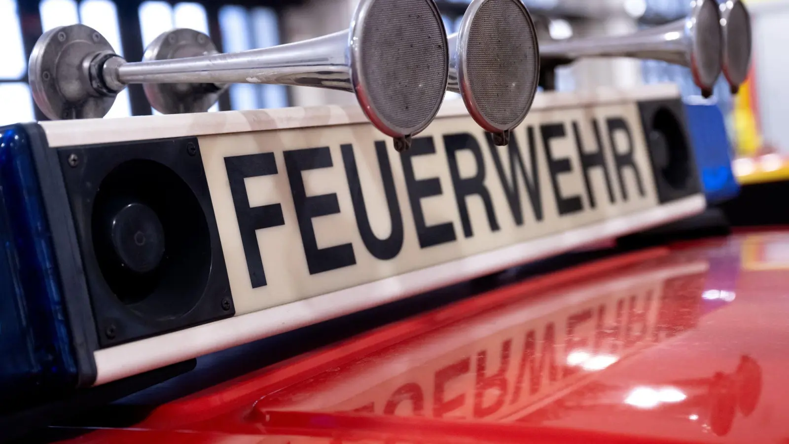 Die Feuerwehr war in der Nacht in Oberbayern im Einsatz. Die Ermittler wollen nun die beiden Brandstellen untersuchen. (Symbolfoto) (Foto: Sven Hoppe/dpa)