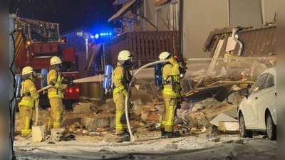 Am frühen Morgen wurden die Einsatzkräfte zu dem Haus gerufen. (Foto: Jannik Nölke/dpa)