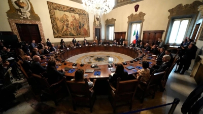 Die italienische Ministerpräsidentin Giorgia Meloni (hinten M) führt den Vorsitz bei der Zusammenkunft ihres ersten Ministerkabinetts im Ministerpräsidentenpalast Chigi in Rom. (Foto: Andrew Medichini/AP/dpa)