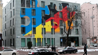 „Reisen Sie kurzfristig aus“: Die deutsche Botschaft in Kiew. (Foto: Anna Marchenko/epa/Tass/dpa)