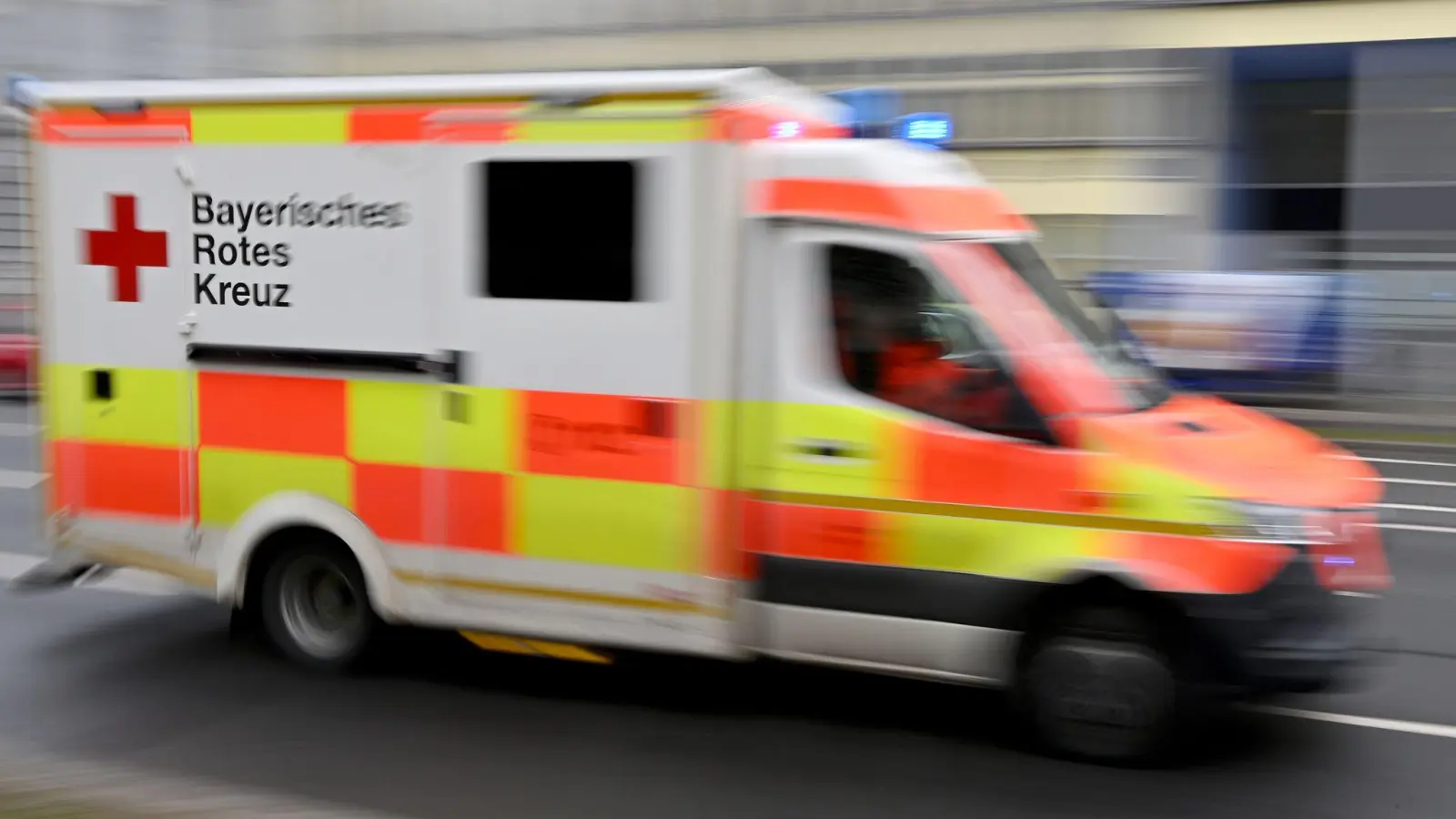 Auch das drei- und das fünfjährige Kind wurden nach dem Unfall ins Krankenhaus gebracht. (Symbolbild) (Foto: Peter Kneffel/dpa)