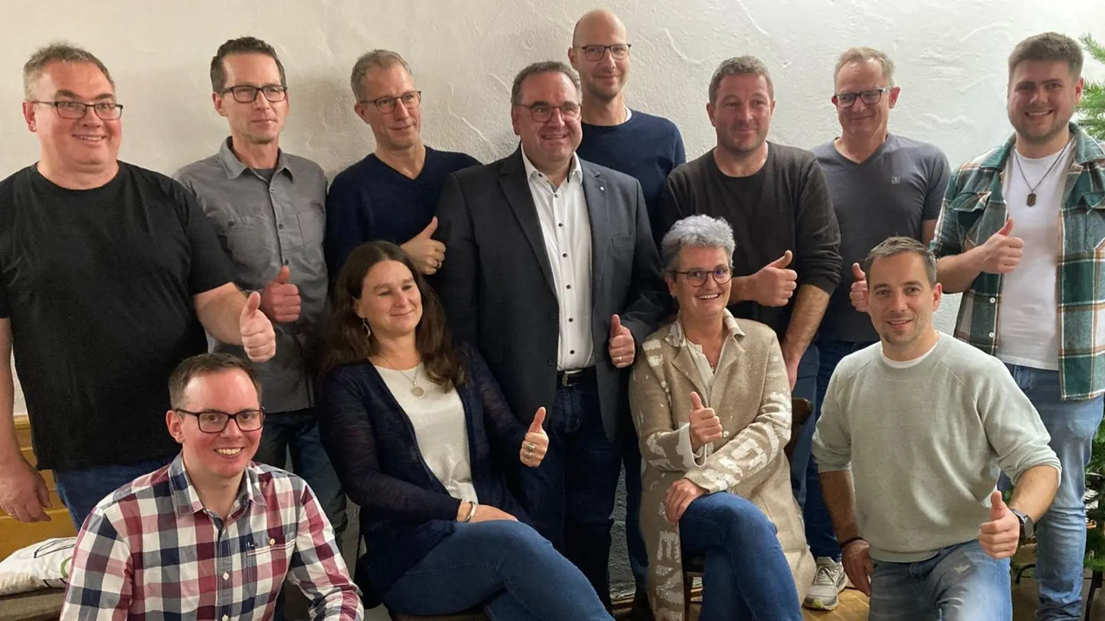 Nach der Nominierung: Die Ehinger Liste mit ihrem Bürgermeisterkandidaten Markus Prokopczuk (vorne stehend Mitte). (Foto: Friedrich Zinnecker)