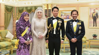 Prinz Abdul Mateen von Brunei (2.v.r) mit seiner Braut Anisha Rosnah (2.v.l) neben  Königin Hajah Saleha (l.) und dem Sultan Hassanal Bolkiah (r). (Foto: ---/Brunei's Information Department/AP/dpa)