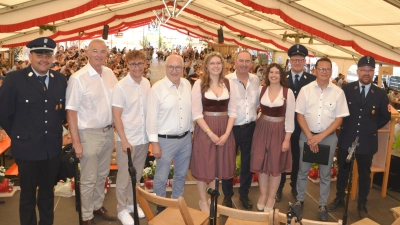 Im Festzelt der Feuerwehr Unterschwaningen (von links): Kommandant Felix Rosenbauer, MdL Wolfgang Hauber, Landrat Marco Meier, MdL Helmut Schnotz, Festdame Anna Gempel, Staatsminister Hubert Aiwanger, Festdame Leni Böller, Vorsitzender Daniel Krodel, Bürgermeister Markus Bauer sowie Festausschussvorsitzender Bernd Hofmann. (Foto: Peter Tippl)