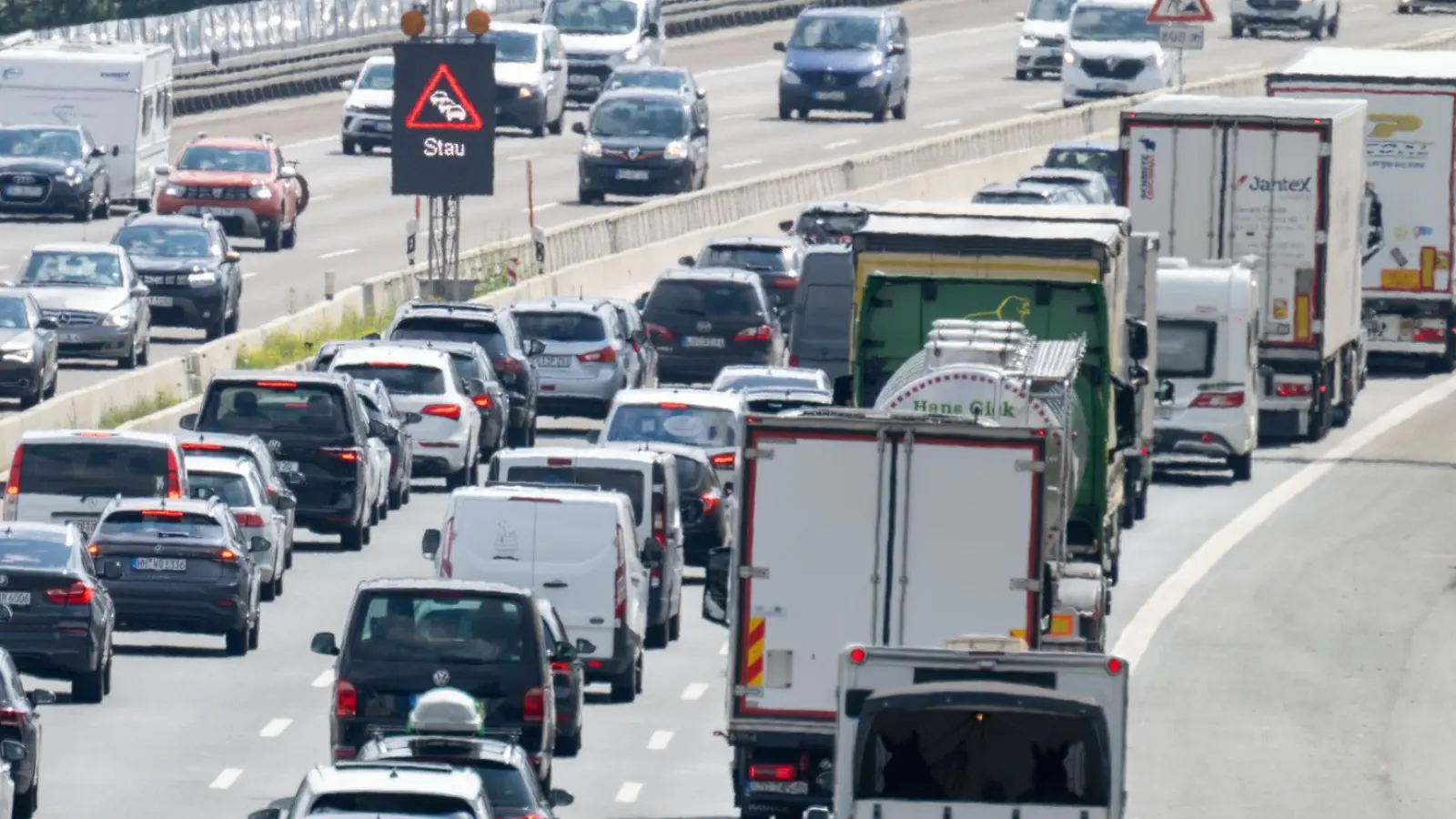 Am dritten Oktoberwochenende könnte es nach Einschätzung des ADAC auf einigen Autobahnen in Bayern zu Staus kommen. (Symbolbild) (Foto: Pia Bayer/dpa)