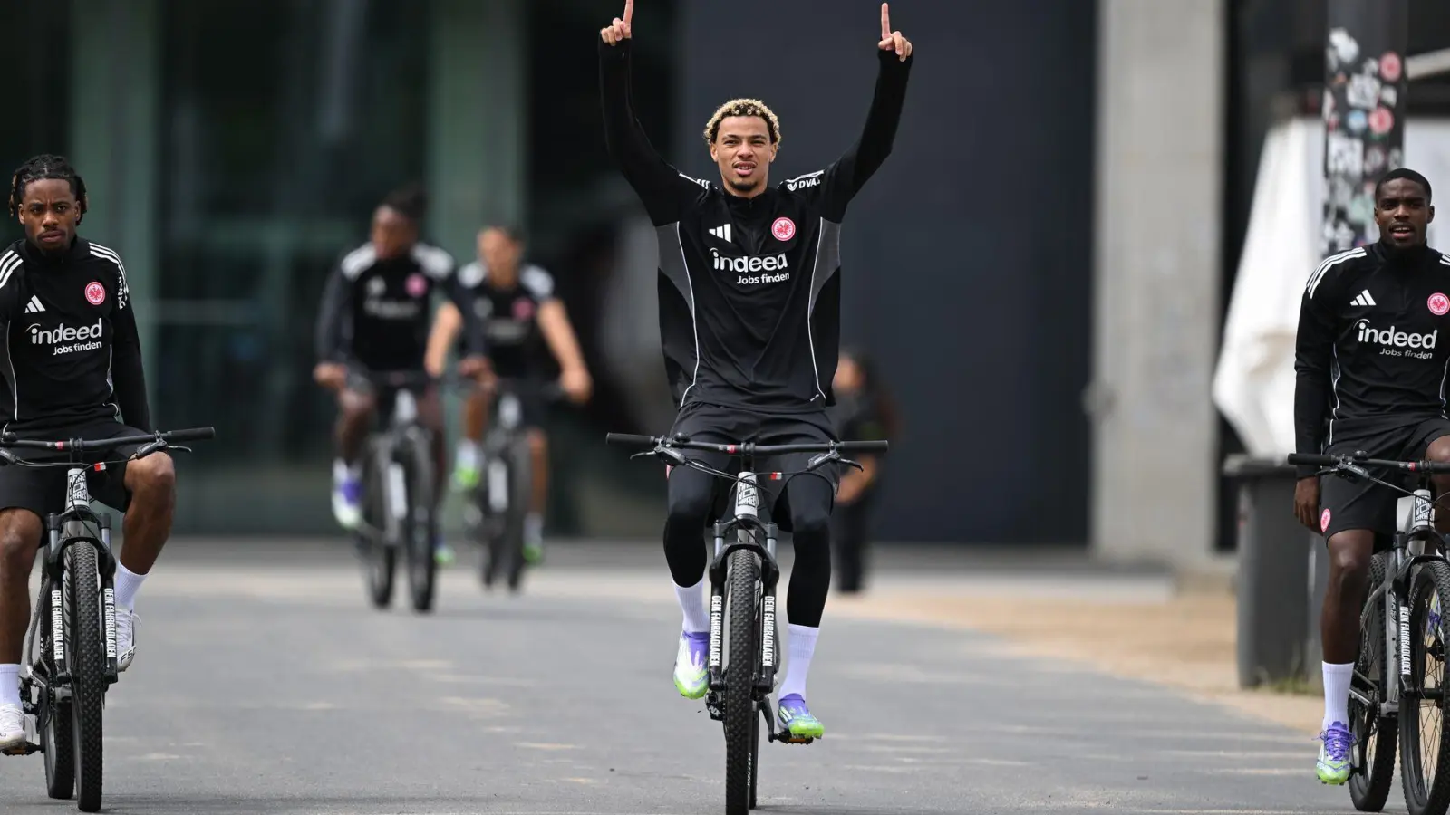 Der FC Liverpool soll an Frankfurts Hugo Ekitiké (l) interessiert sein. (Foto: Arne Dedert/dpa)