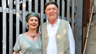 Brigitte und Killen McNeill vor ihrer Scheune in Unterlaimbach, in der sie nicht nur selbst mit diversen Programmen auftreten, sondern auch Gastkünstlern eine Bühne bieten. (Selfie: Killen McNeill)