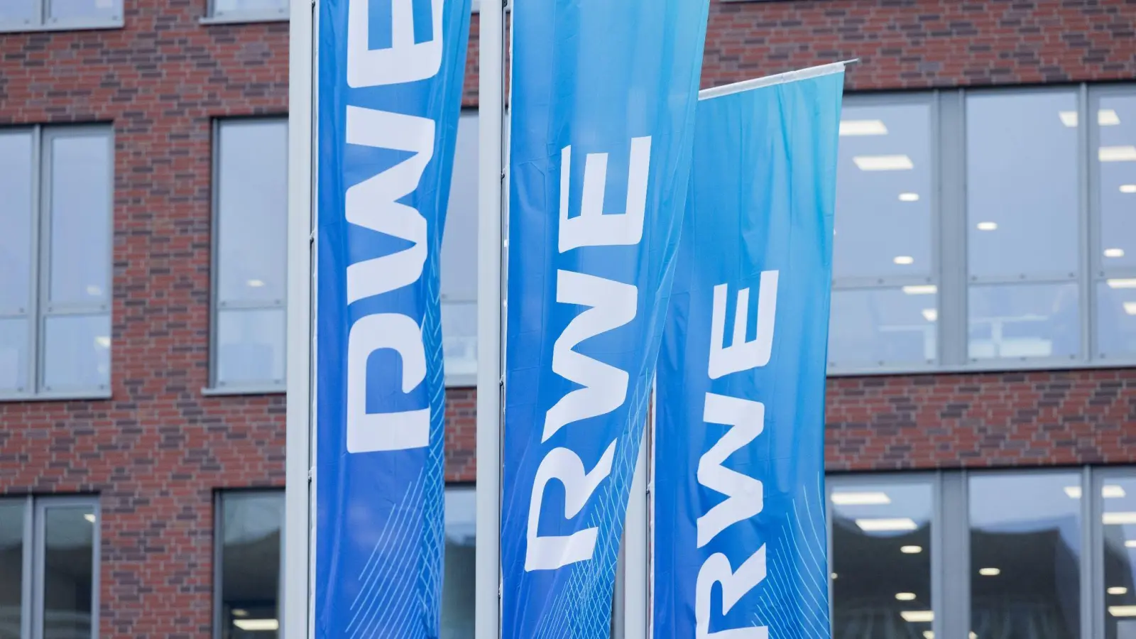 Flaggen wehen vor der RWE-Konzernzentrale in Essen. (Foto: Rolf Vennenbernd/dpa)