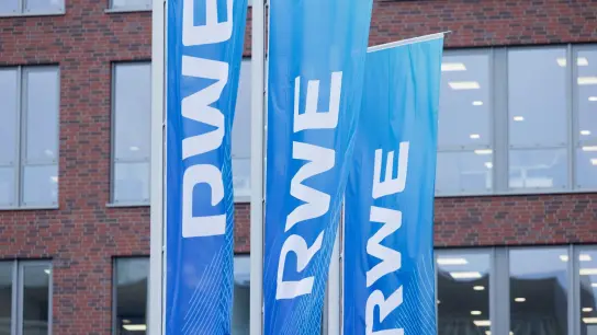Flaggen wehen vor der RWE-Konzernzentrale in Essen. (Foto: Rolf Vennenbernd/dpa)