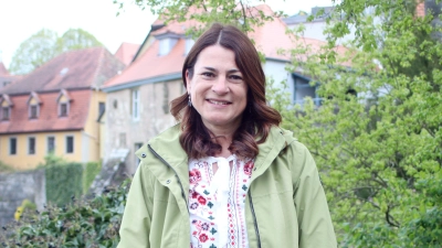 Sonja Gundel ist zertifizierte Kräuterpädagogin und leitete die Wildkräuterwanderung, die durch den Burggarten und entlang der Weinberge Richtung Kobolzeller Tor führte. (Foto: Pauline Held)