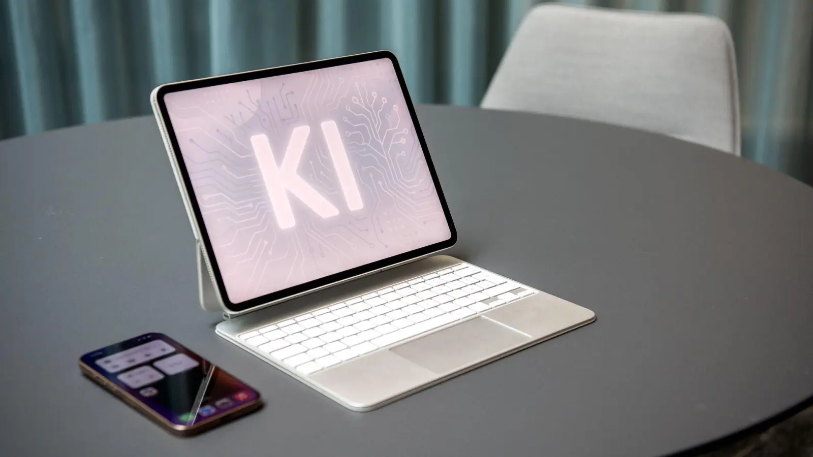 Wer weiß wie, kann recht einfach Deepfakes erstellen - die richtige Technik und KI-Unterstützung reichen aus. (Foto: Nico Tapia/dpa-tmn)