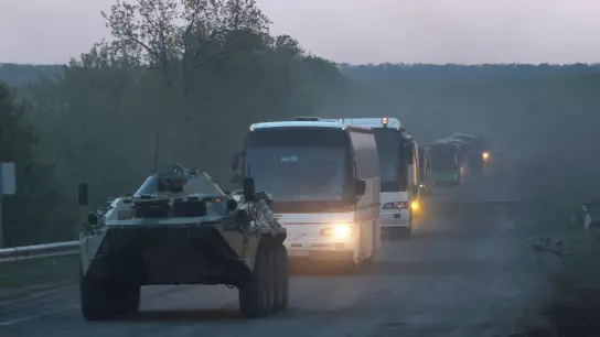 Ein APC der Miliz der sogenannten Volksrepublik Donezk begleitet Busse mit ukrainischen Soldaten zur Strafkolonie in Oljoniwka, nachdem sie das belagerte Stahlwerk Azovstal in Mariupol verlassen haben. (Foto: Uncredited/AP/dpa)