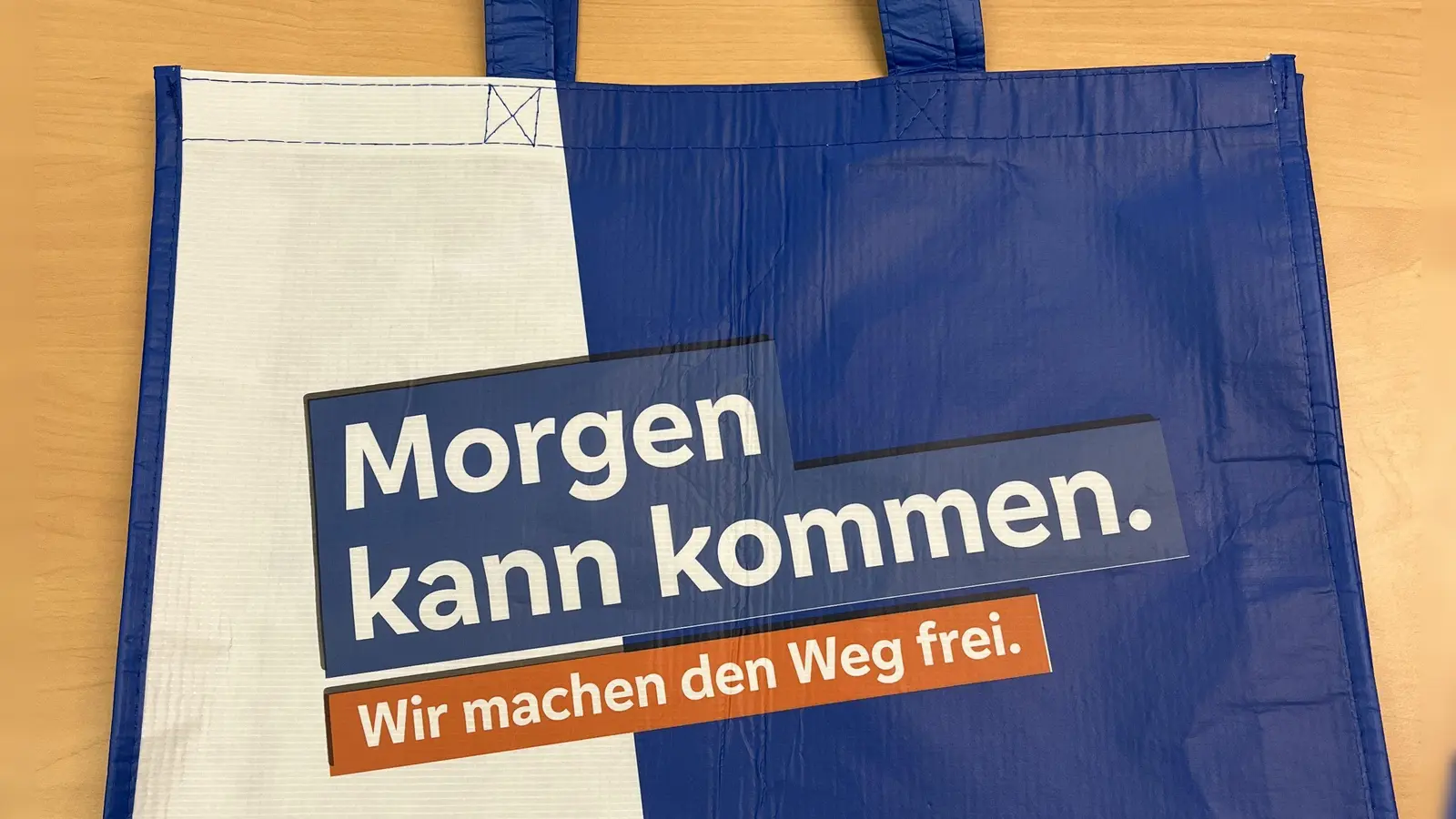 Die Polizei hofft auf Hinweise zu einer Umhängetasche der Bank. Der Unbekannte entriss so eine Tasche der Angestellten. (Foto: Polizei Mittelfranken)
