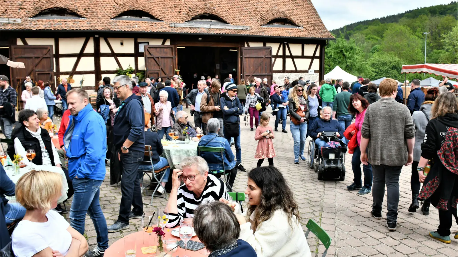 Das Neuhöfer Marktplatzfest war gut besucht und auch die diversen Standbetreiber waren sehr zufrieden mit dem Geschäft. (Foto: Gudrun Schwarz-Köhler)