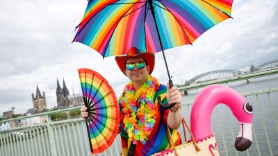 Martin aus Gießen ist auch im Alltag in Regenbogenfarben unterwegs. (Foto: Thomas Banneyer/dpa)