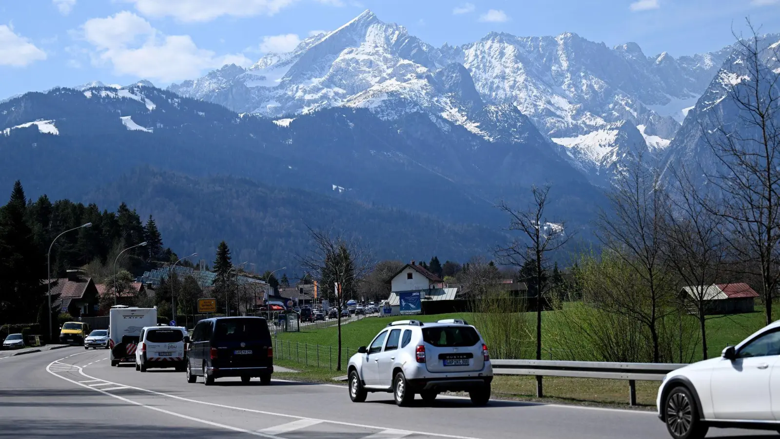 Wenn es die Menschen in die Berge zieht, wird es eng auf den Parkplätzen. (Foto: Angelika Warmuth/dpa)