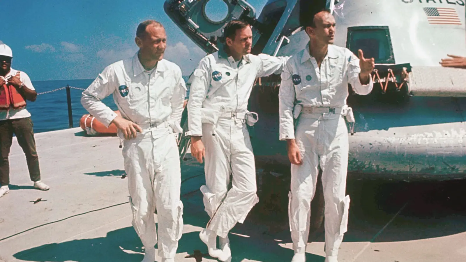 Die Astronauten der Apollo 11 stehen 1969 neben ihrem Raumschiff (v.l.): Oberst Edwin E. Aldrin, Pilot der Mondlandefähre, Flugkommandant Neil Armstrong und Leutnant Michael Collins, Pilot der Kommandokapsel. (Foto: Anonymous/AP/dpa)