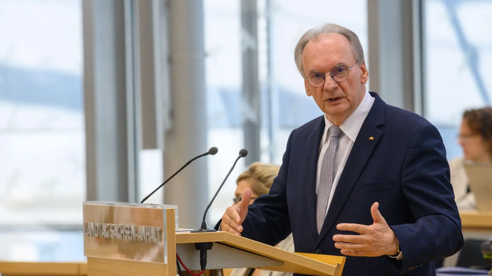 Sachsen-Anhalts Ministerpräsident Reiner Haseloff (CDU) würde nach eigenen Worten im Falle einer AfD-Regierung über einen Wegzug nachdenken (Foto: Klaus-Dietmar Gabbert/dpa)
