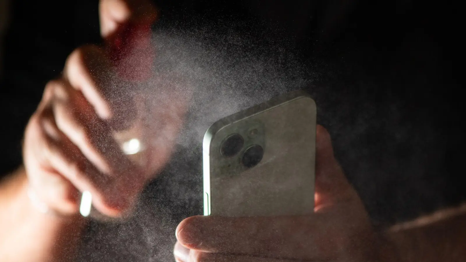 Bloß kein scharfes Zeug: Am Ende könnte das die Antifett-Beschichtung des Displays zerstören. (Foto: Franziska Gabbert/dpa-tmn)